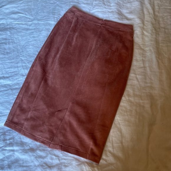 Never worn lulu’s pink suede pencil skirt. - Picture 3 of 4